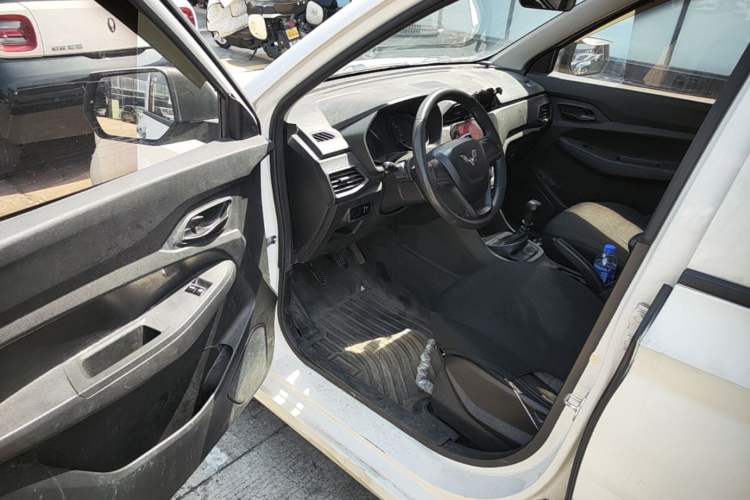 Used Wuling Hongguang 2019 1.5L S Basic Version China VI Standard LAR Driver Seat