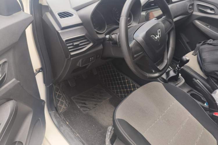 Used Wuling Hongguang 2019 1.5L S Basic Version China VI Standard LAR Driver Seat