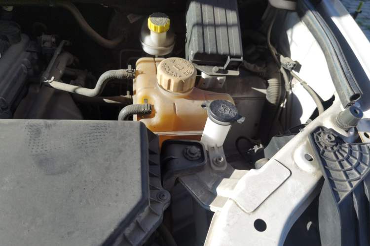 Used Wuling Hongguang 2019 1.5L S Basic Version China VI Standard LAR Engine Bay Left
