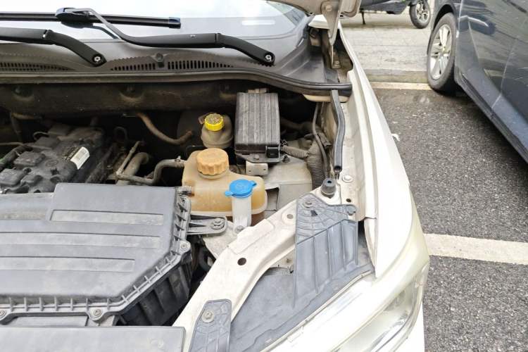 Used Wuling Hongguang 2019 1.5L S Basic Version China VI Standard LAR Engine Bay Left