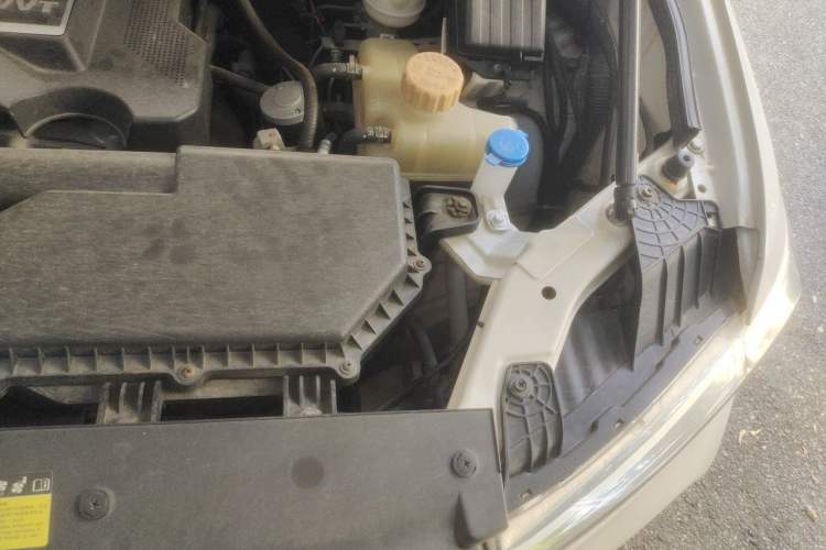 Used Wuling Hongguang 2019 1.5L S Comfort Edition China VI LAR Engine Bay Left