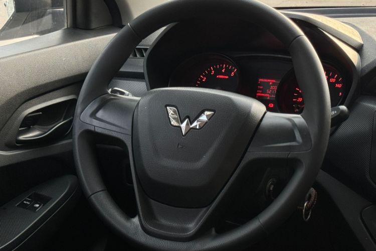 Used Wuling Hongguang 2019 1.5L S Basic Version China VI Standard LAR Interior 1