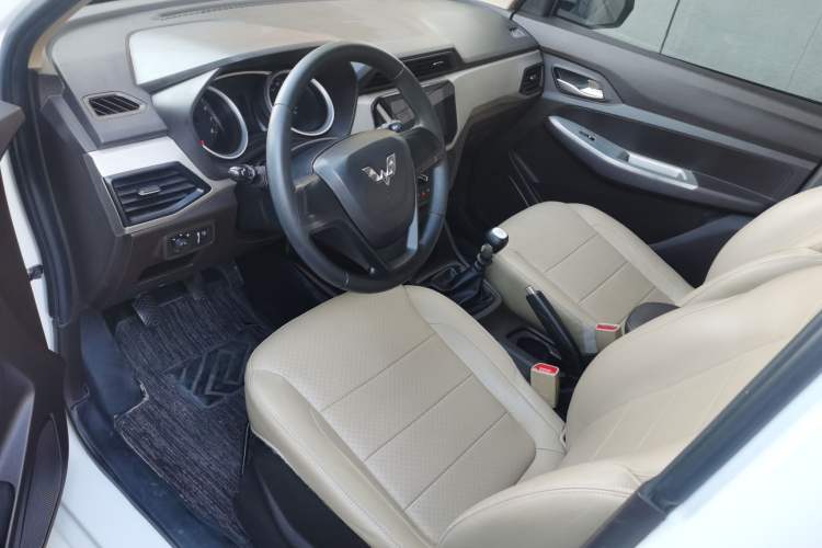 Used Wuling Hongguang 2019 1.5L S Comfort Edition China VI LAR Interior 2