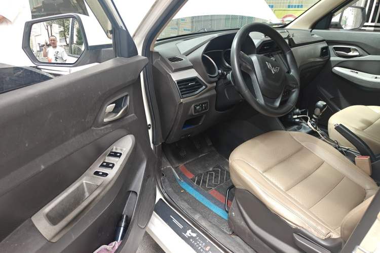 Used Wuling Hongguang 2019 1.5L S Comfort Edition China VI LAR Interior 3