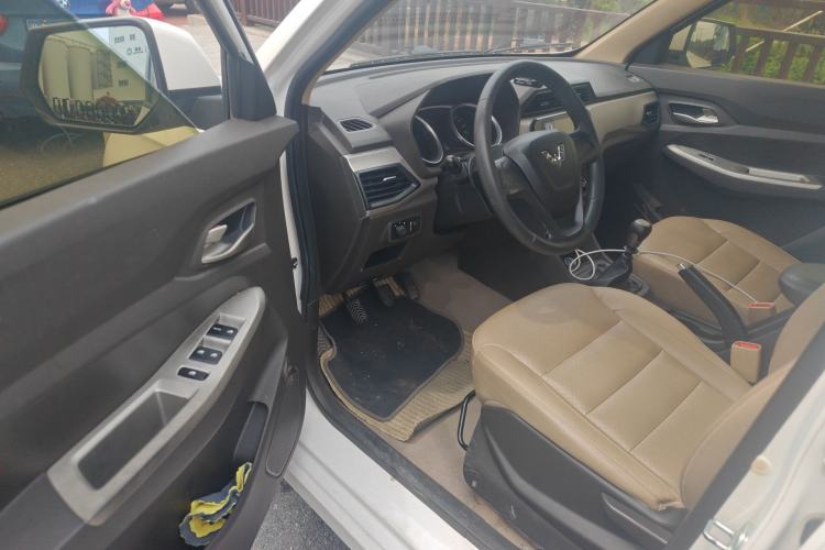 Used Wuling Hongguang 2019 1.5L S Comfort Edition China VI LAR Interior 3