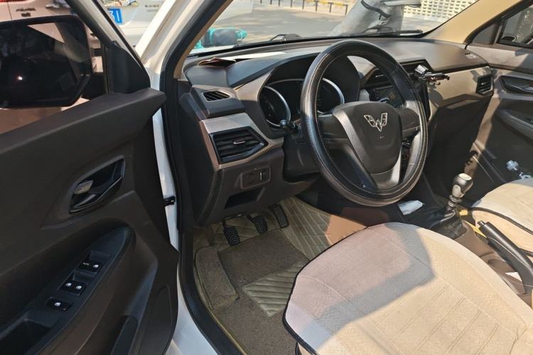 Used Wuling Hongguang 2019 1.5L S Standard Version China VI LAR Interior 3