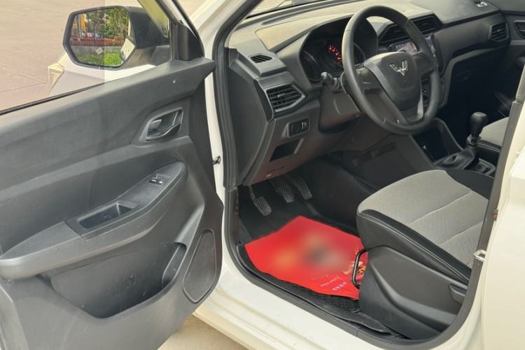 Used Wuling Hongguang 2019 1.5L S Basic Version China VI Standard LAR Interior 4