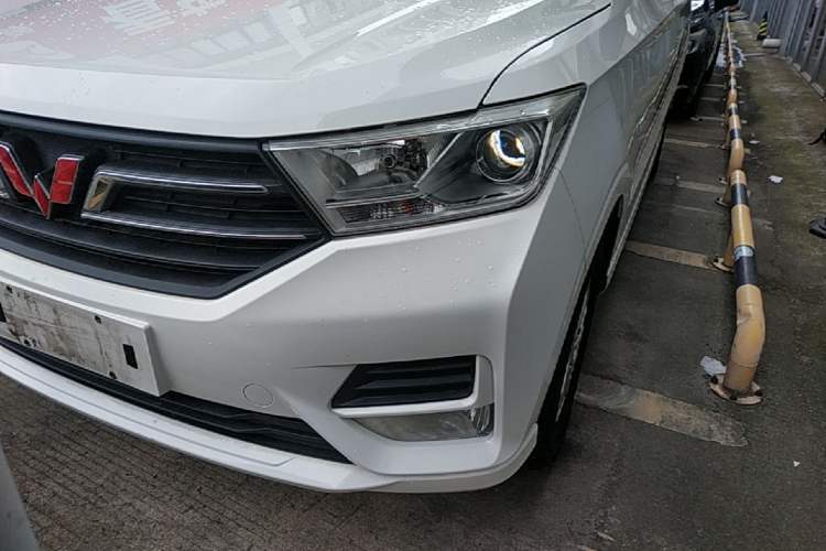 Used Wuling Hongguang 2019 1.5L S Comfort Edition China VI LAR Left Front Headlight
