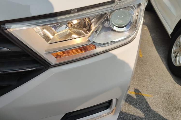 Used Wuling Hongguang 2019 1.5L S Comfort Edition China VI LAR Left Front Headlight