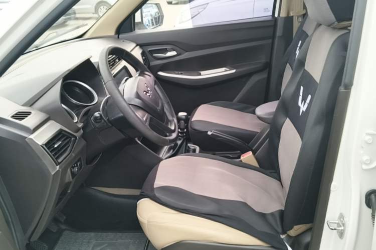 Used Wuling Hongguang 2019 1.5L S Comfort Edition China VI LAR Left Front Seat