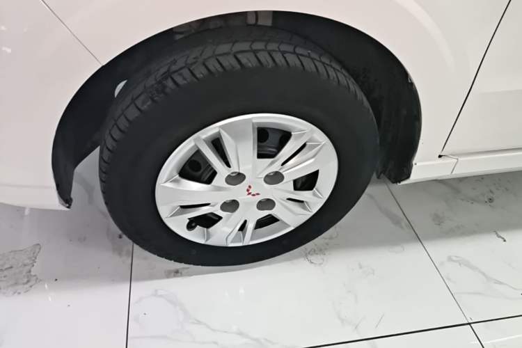 Used Wuling Hongguang 2019 1.5L S Basic Version China VI Standard LAR Left Front Wheel Hub