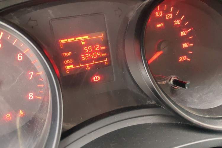 Used Wuling Hongguang 2019 1.5L S Basic Version China VI Standard LAR Odometer Close Up