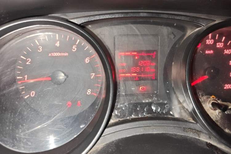 Used Wuling Hongguang 2019 1.5L S Basic Version China VI Standard LAR Odometer Close Up