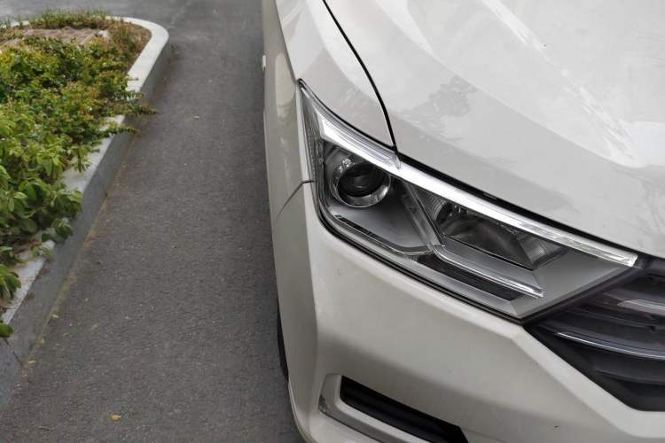 Used Wuling Hongguang 2019 1.5L S Comfort Edition China VI LAR Right Front Headlight