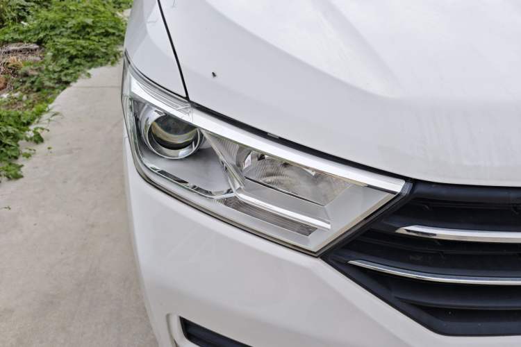 Used Wuling Hongguang 2019 1.5L S Comfort Edition China VI LAR Right Front Headlight