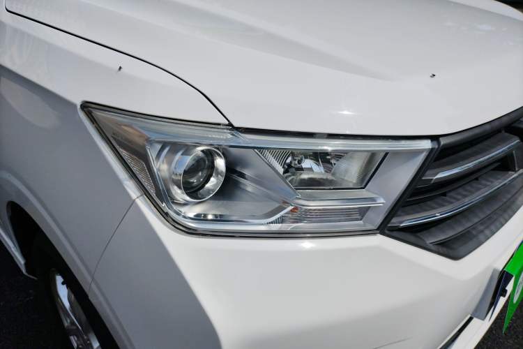 Used Wuling Hongguang 2019 1.5L S Comfort Edition China VI LAR Right Front Headlight
