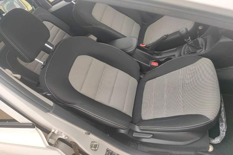 Used Wuling Hongguang 2019 1.5L S Basic Version China VI Standard LAR Right Front Seat