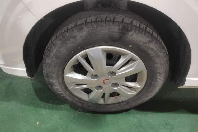 Used Wuling Hongguang 2019 1.5L S Basic Version China VI Standard LAR Right Front Wheel Hub