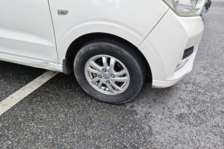 Used Wuling Hongguang 2019 1.5L S Basic Version China VI Standard LAR Right Front Wheel Hub