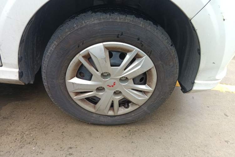 Used Wuling Hongguang 2019 1.5L S Basic Version China VI Standard LAR Right Front Wheel Hub