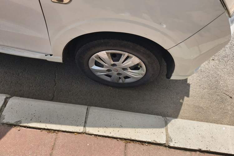 Used Wuling Hongguang 2019 1.5L S Basic Version China VI Standard LAR Right Front Wheel Hub