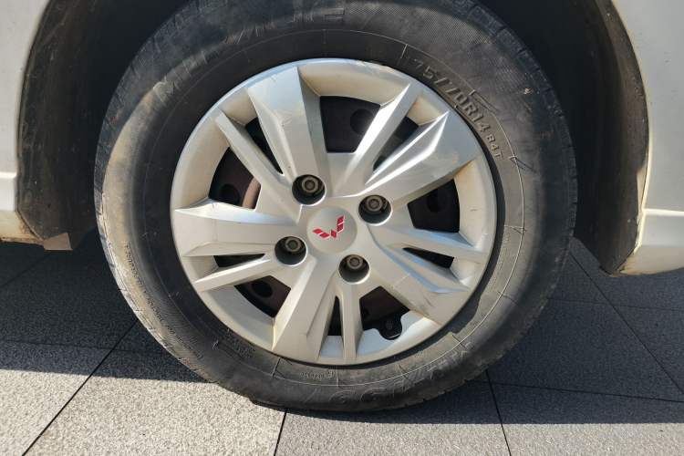 Used Wuling Hongguang 2019 1.5L S Base Version L2B Right Front Wheel Hub