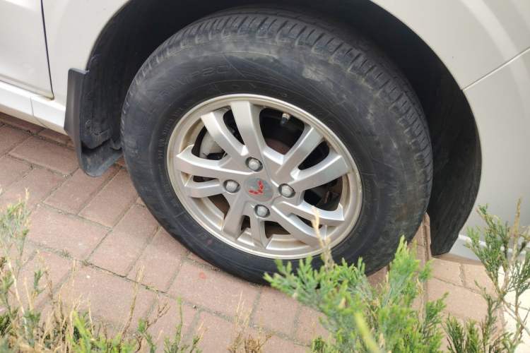 Used Wuling Hongguang 2019 1.5L S Standard Version China VI LAR Right Front Wheel Hub