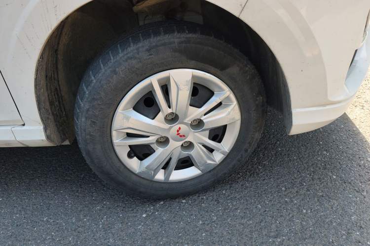 Used Wuling Hongguang 2019 1.5L S Basic Version China VI Standard LAR Right Front Wheel Hub