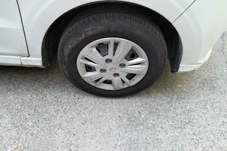 Used Wuling Hongguang 2019 1.5L S Basic Version China VI Standard LAR Right Front Wheel Hub