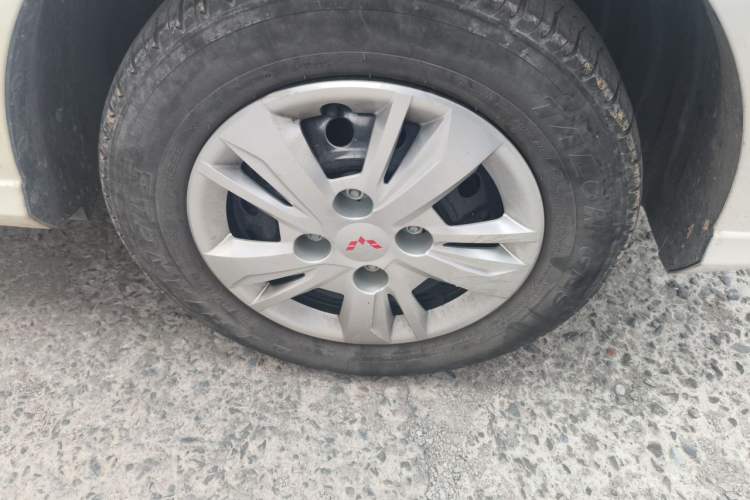 Used Wuling Hongguang 2019 1.5L S Basic Version China VI Standard LAR Right Front Wheel Hub