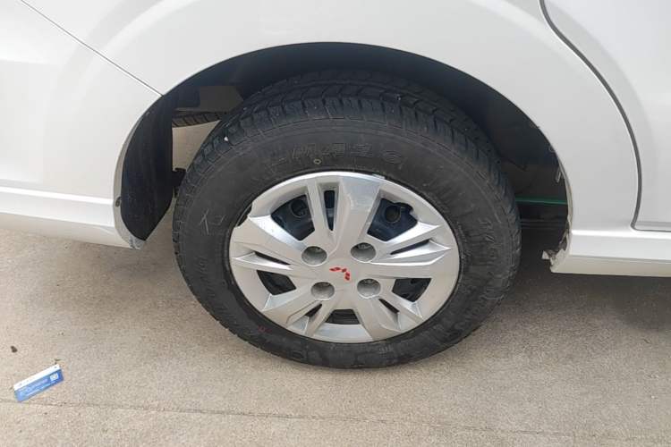 Used Wuling Hongguang 2019 1.5L S Basic Version China VI Standard LAR Right Rear Wheel Hub