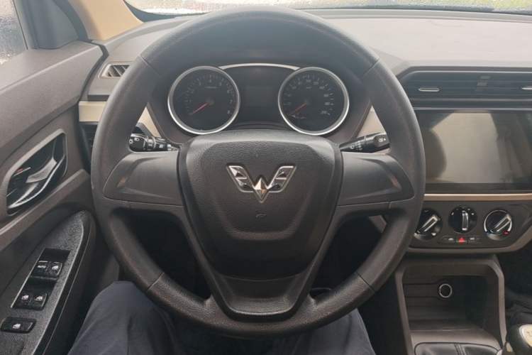 Used Wuling Hongguang 2019 1.5L S Standard Version China VI LAR Steering Wheel