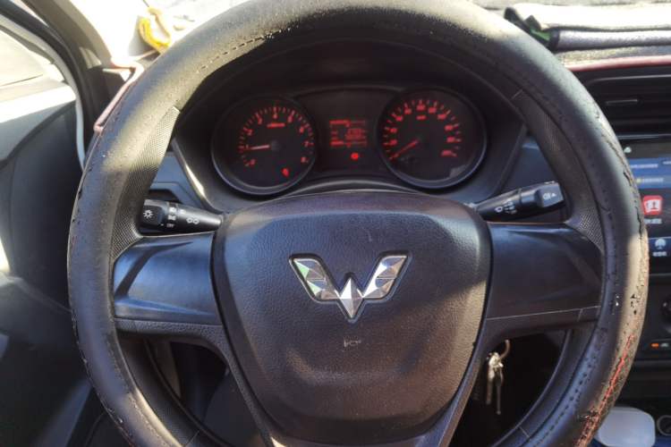 Used Wuling Hongguang 2019 1.5L S Basic Version China VI Standard LAR Steering Wheel