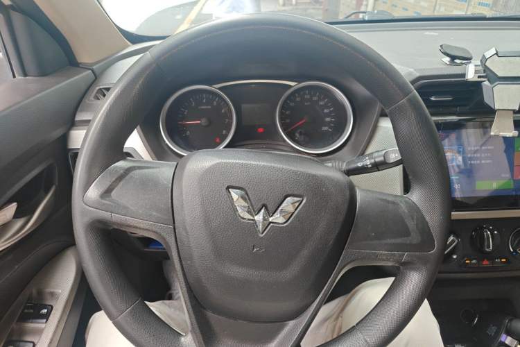 Used Wuling Hongguang 2019 1.5L S Comfort Edition China VI LAR Steering Wheel