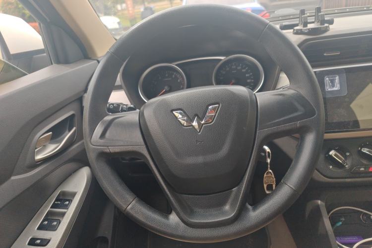 Used Wuling Hongguang 2019 1.5L S Comfort Edition China VI LAR Steering Wheel