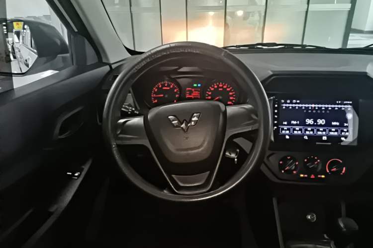 Used Wuling Hongguang 2019 1.5L S Basic Version China VI Standard LAR Steering Wheel