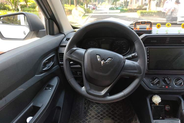 Used Wuling Hongguang 2019 1.5L S Basic Version China VI Standard LAR Steering Wheel