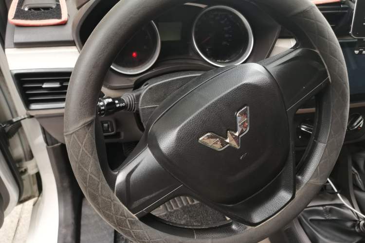 Used Wuling Hongguang 2019 1.5L S Comfort Edition China VI LAR Steering Wheel