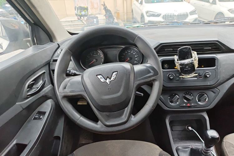 Used Wuling Hongguang 2019 1.5L S Basic Version China VI Standard LAR Steering Wheel