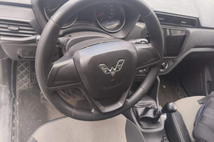 Used Wuling Hongguang 2019 1.5L S Basic Version China VI Standard LAR Steering Wheel