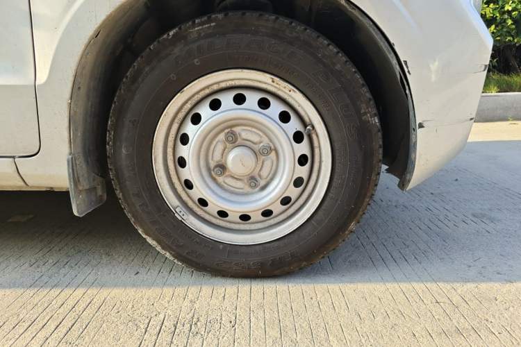Used Wuling Hongguang 2019 1.5L S Base Version L2B Right Front Wheel Hub