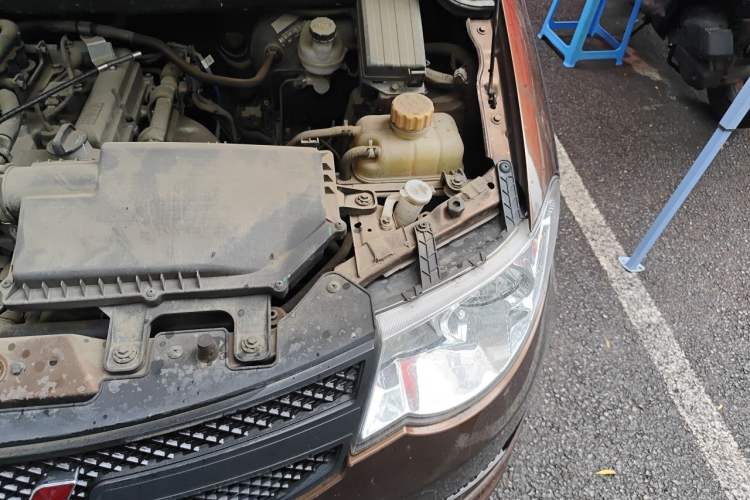 Used Wuling Hongguang 2020 1.2L S Base Model China VI LSI Engine Bay Left