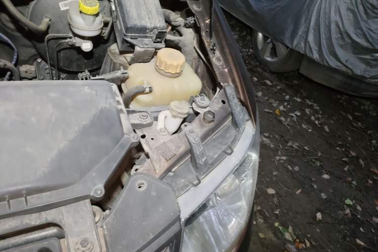 Used Wuling Hongguang 2020 1.2L S Base Model China VI LSI Engine Bay Left