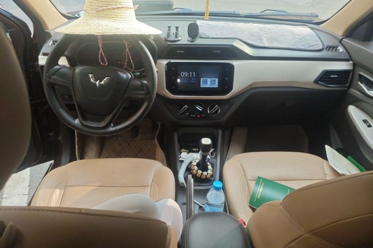 Used Wuling Hongguang 2021 1.5L S Comfort Edition LAR Center Console