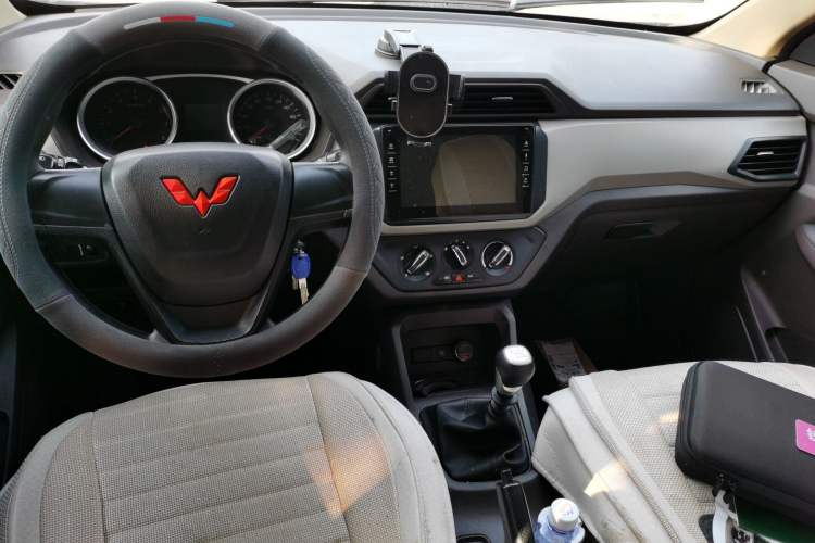 Used Wuling Hongguang 2021 1.5L Revised S Standard Version Hydraulic-Power-Assisted LAR Center Console