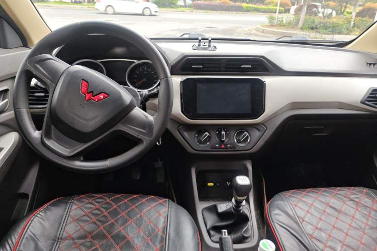 Used Wuling Hongguang 2021 1.5L S Comfort Edition LAR Center Console