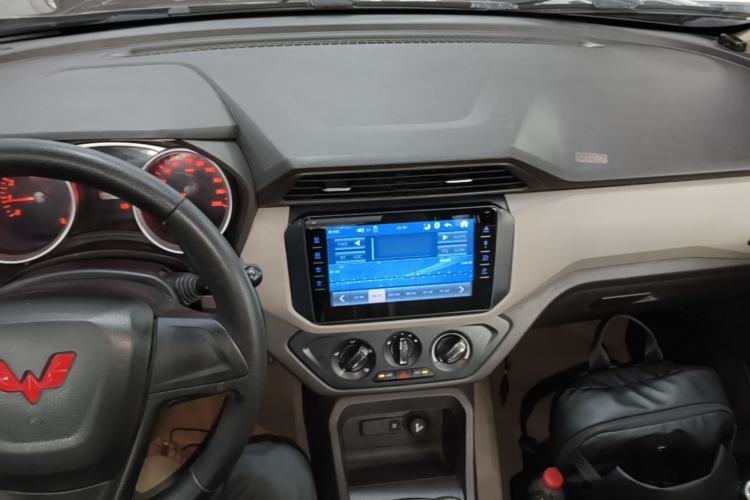 Used Wuling Hongguang 2021 1.5L Revised S Standard Version Hydraulic-Power-Assisted LAR Center Console