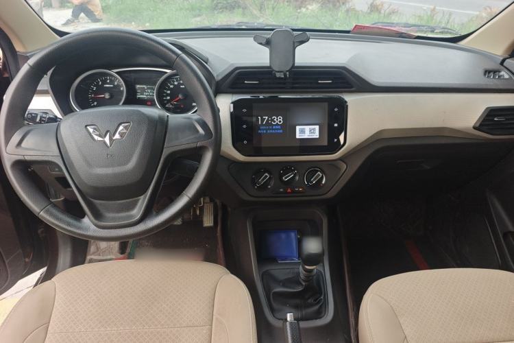 Used Wuling Hongguang 2021 1.5L S Comfort Edition LAR Center Console