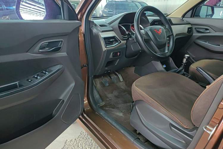 Used Wuling Hongguang 2021 1.5L Revised S Standard Version Hydraulic-Power-Assisted LAR Driver Seat