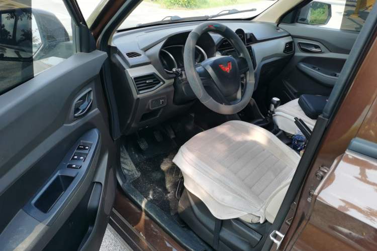 Used Wuling Hongguang 2021 1.5L Revised S Standard Version Hydraulic-Power-Assisted LAR Driver Seat